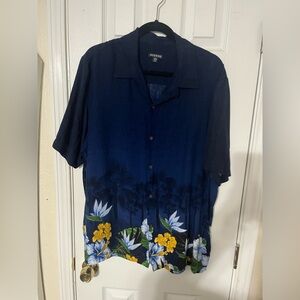 George men's Hawaiian shirt.
Short sleeve, button down front.
Bright, XL